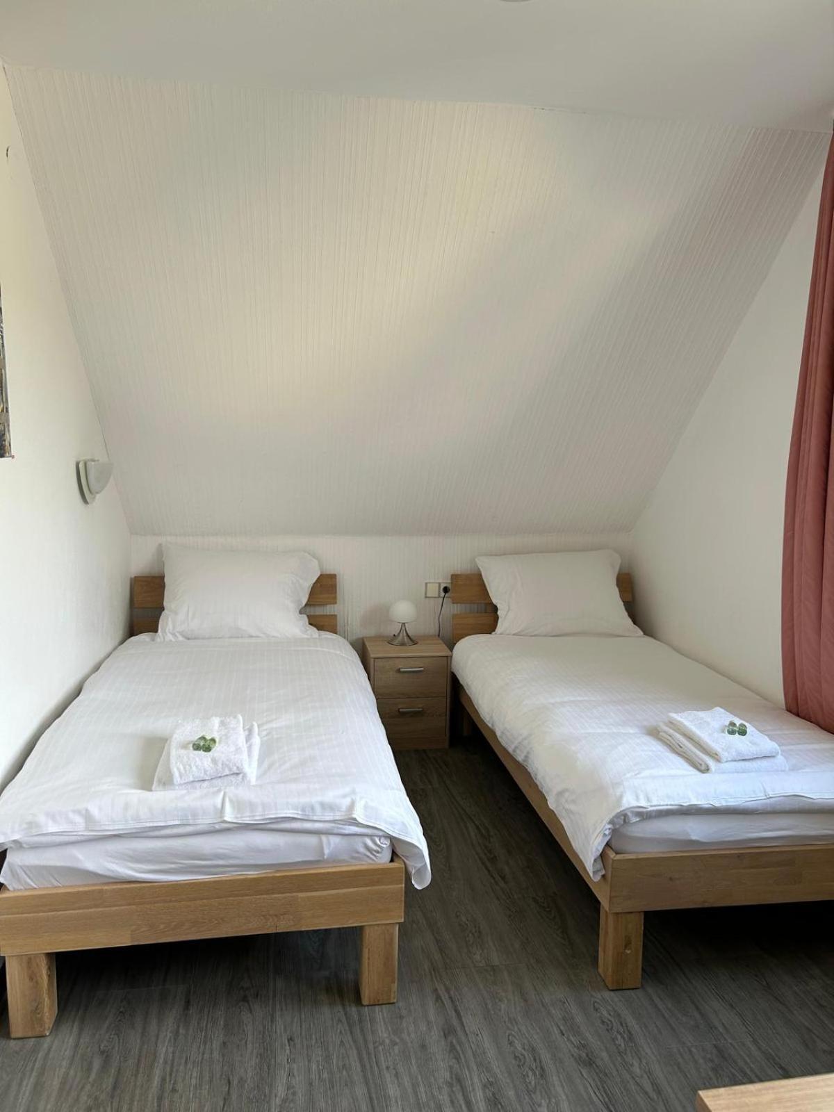 Garni Hotel Im Fachwerkhof سيمراث الغرفة الصورة